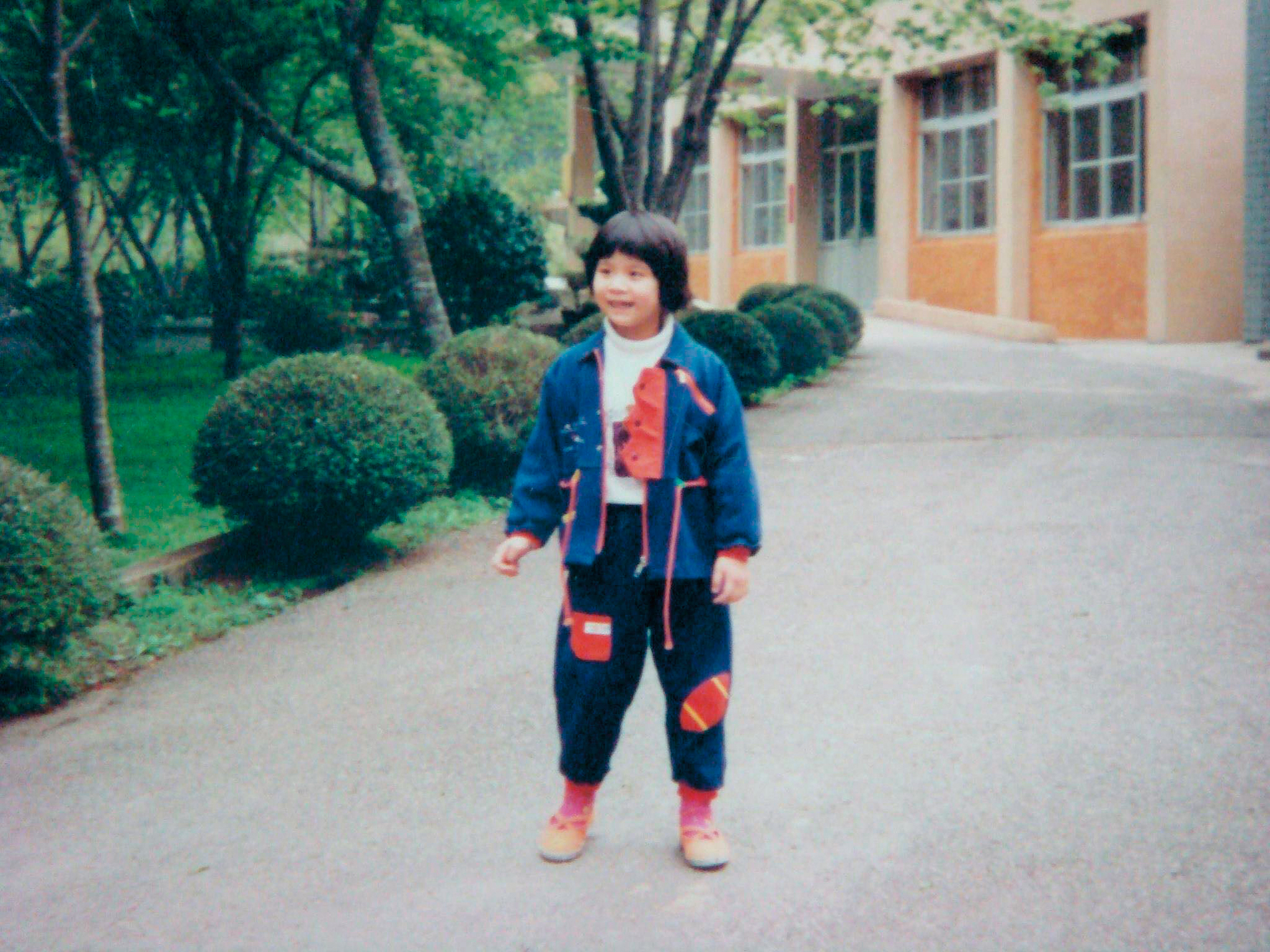 韓依璟擅長攝影的父親為她拍攝的照片，她在小學一、二年級之前都還保有這種歡樂的笑容。（韓依璟提供）