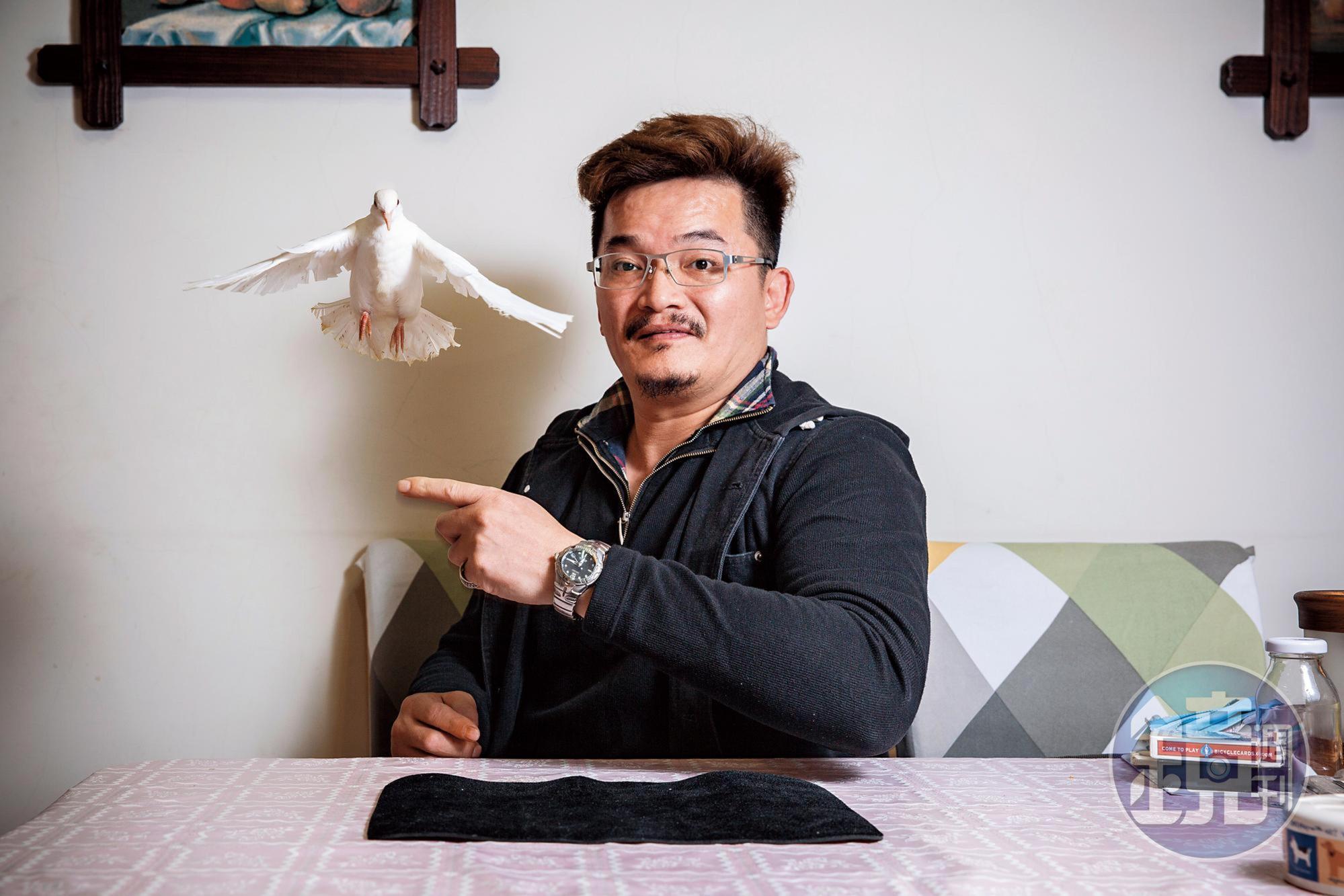 王元照第三次入獄前就自學魔術當興趣，在牢裡，他精進技藝，現在光靠表演魔術就能養活自己。