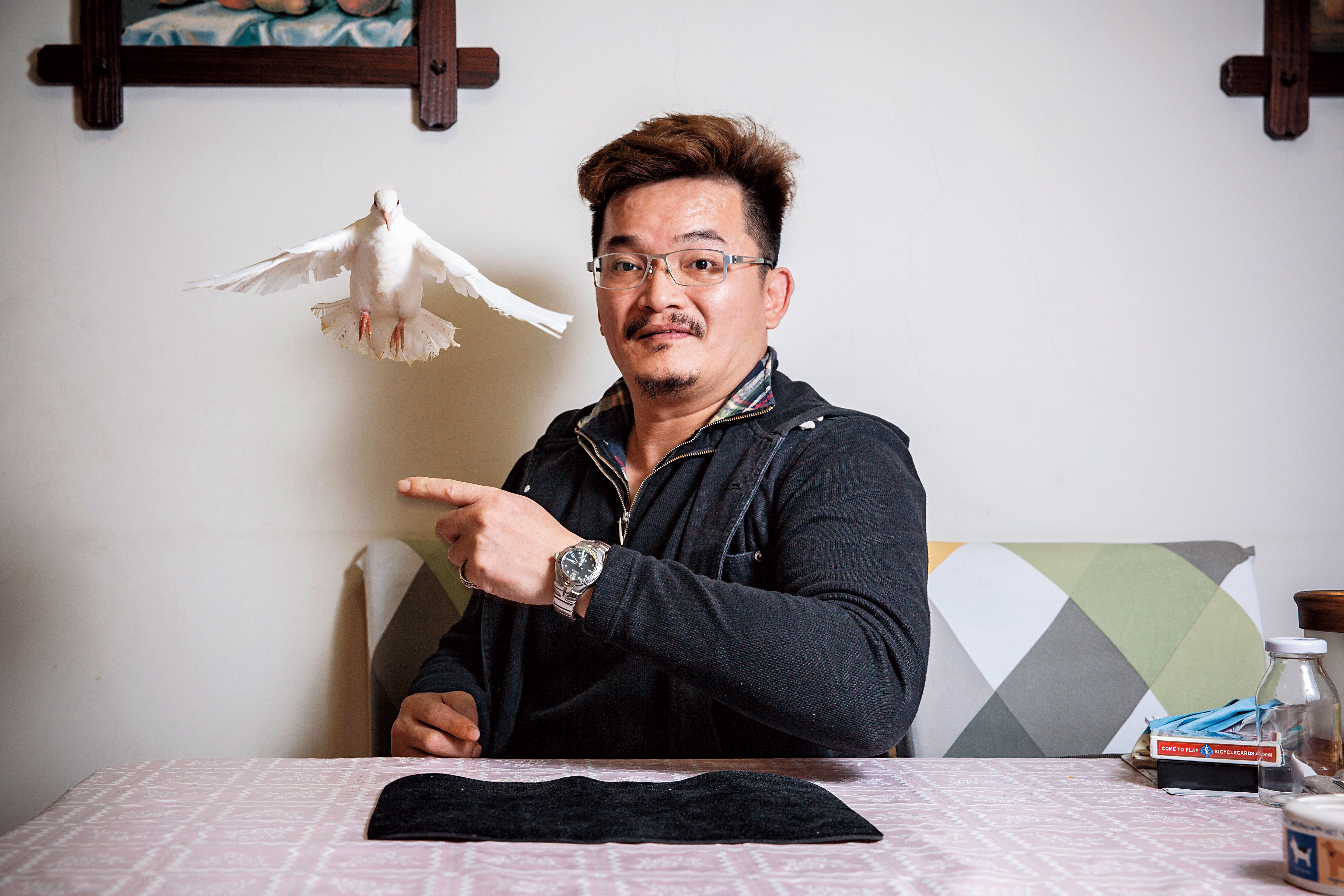 王元照第三次入獄前就自學魔術當興趣，在牢裡，他精進技藝，現在光靠表演魔術就能養活自己。