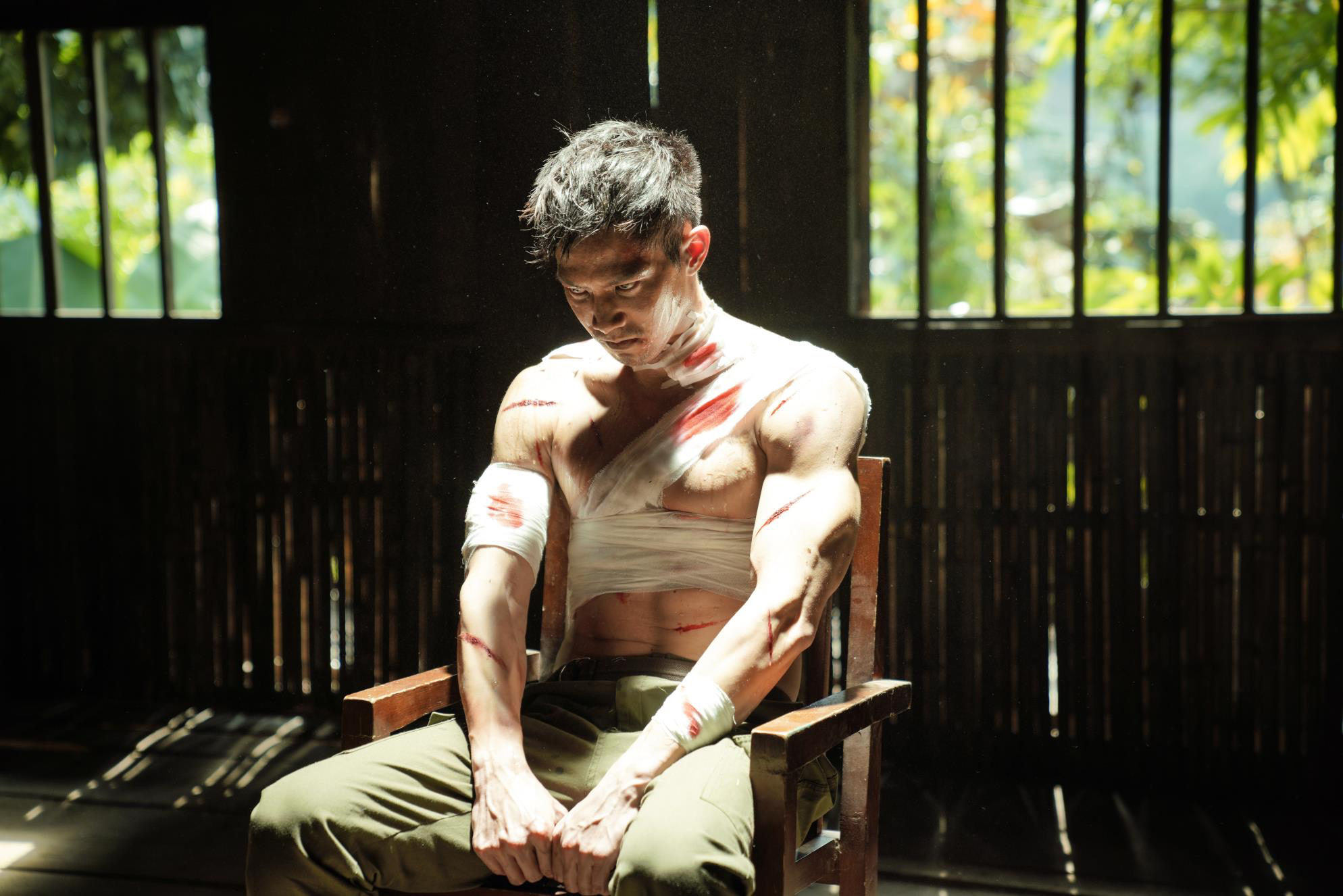 鄒承恩為了秀出精實身材，為戲努力節食。（固力狗娛樂提供）