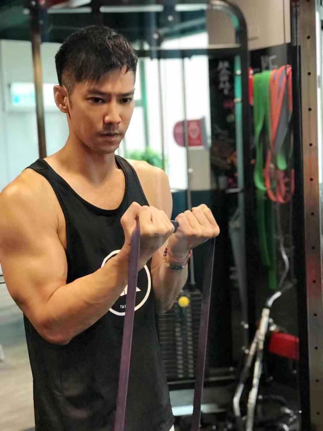 鄒承恩除了接受槍械訓練之外，也積極健身保持體態。（固力狗娛樂提供）