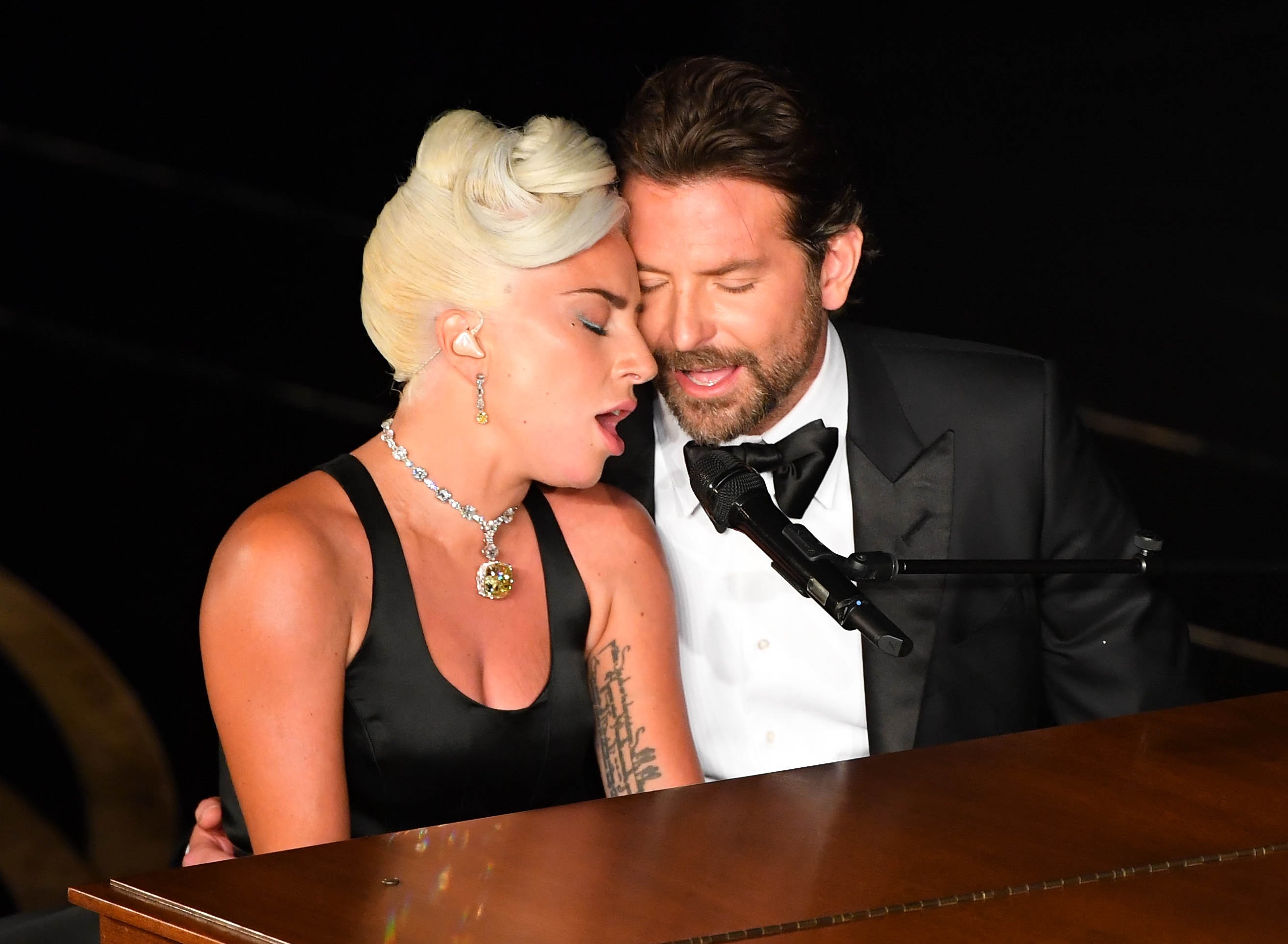 女神卡卡與布萊德利庫柏的演出深情款款，讓大家都認為他們一定在談戀愛，偏偏事實不是這樣。（東方IC）