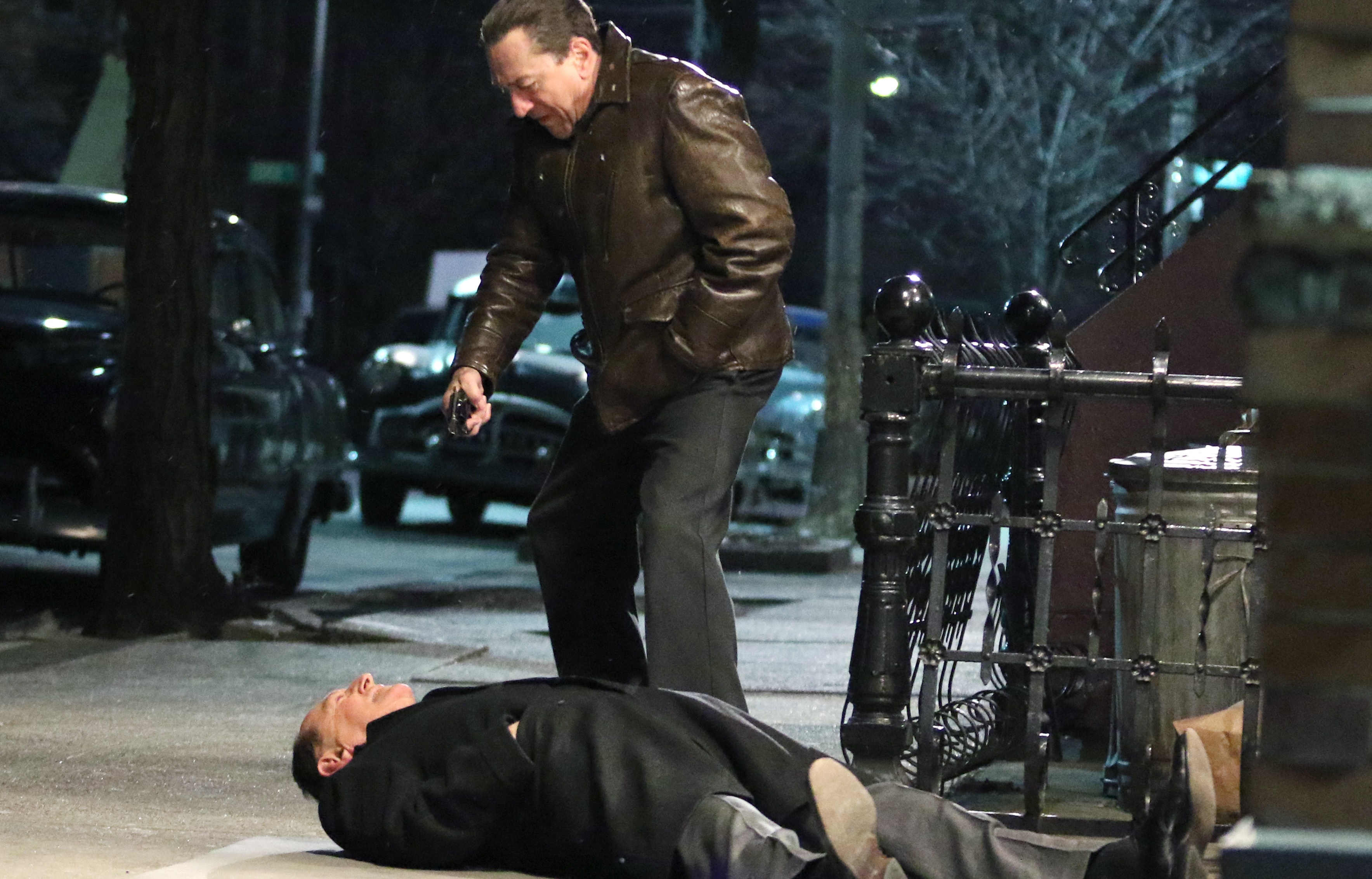 勞勃狄尼洛在《愛爾蘭人》拍片現場，回歸黑幫電影題材。（東方IC）