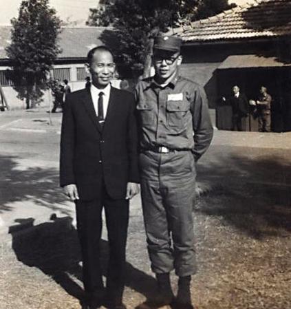 李嗣涔(右)當兵時與父親(左)的合照。(李嗣涔提供)