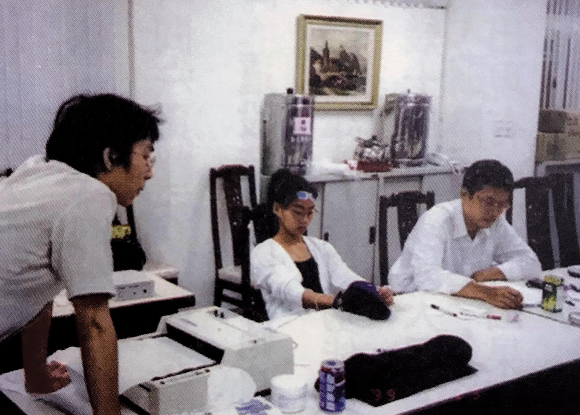 李嗣涔認為特異功能現象確實存在,20多年來,他持續記錄高橋舞(中)的特異功能。高橋舞現於美國擔任獸醫,具備與動物溝通的能力。(翻攝《靈界的科學》)