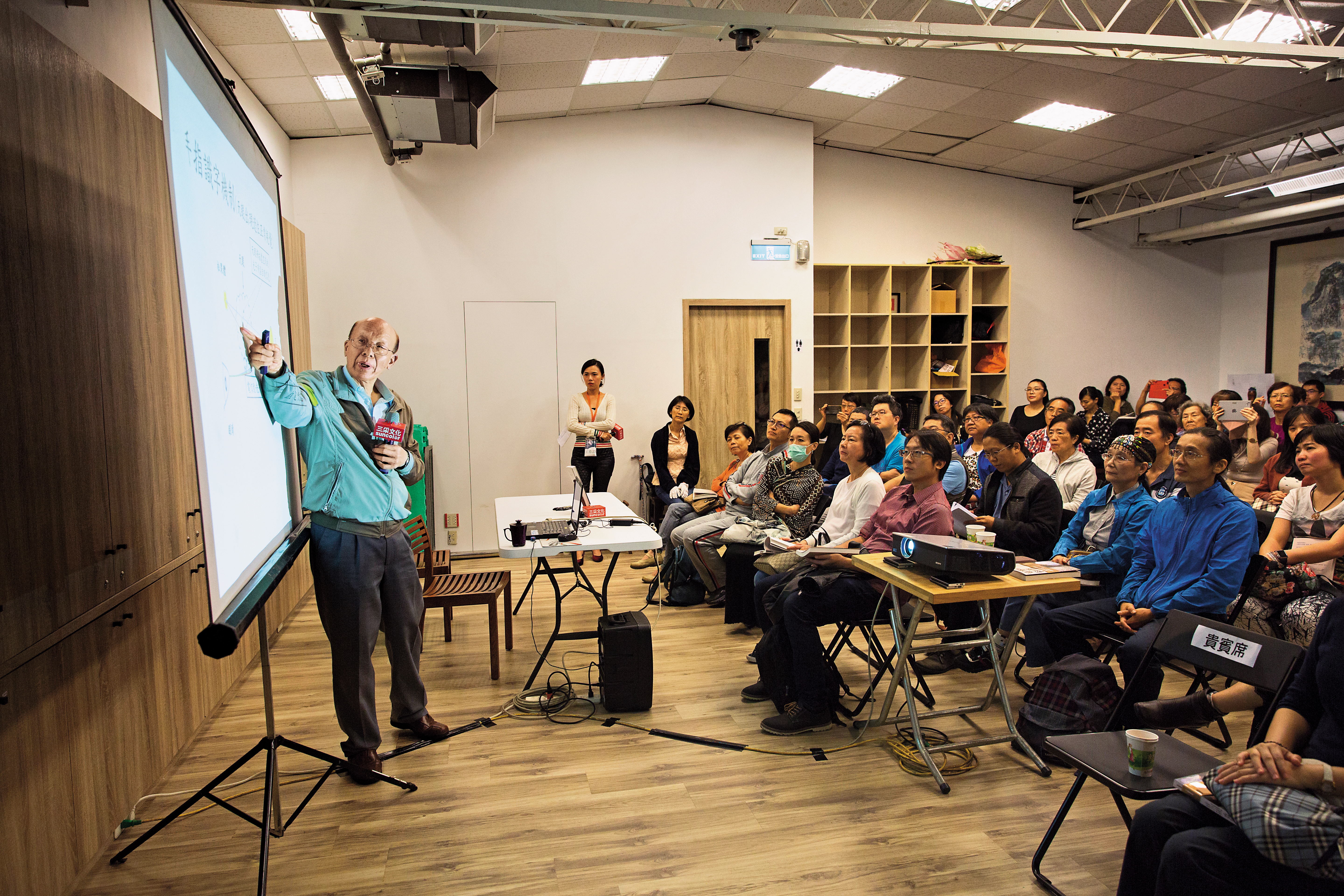 李嗣涔（左）現在只於半公開場合談話，新書座談會中，他興致盎然地談研究成果與理論，一講就是2小時。