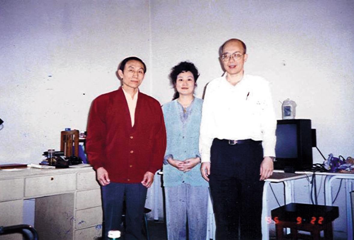 李嗣涔(右)與中國特異功能人孫儲琳(中)、中國地質大學人體科學研究所長沈今川(左)一同進行實驗,記錄孫儲琳的特異功能現象。(翻攝信息醫學與健康生活網站)