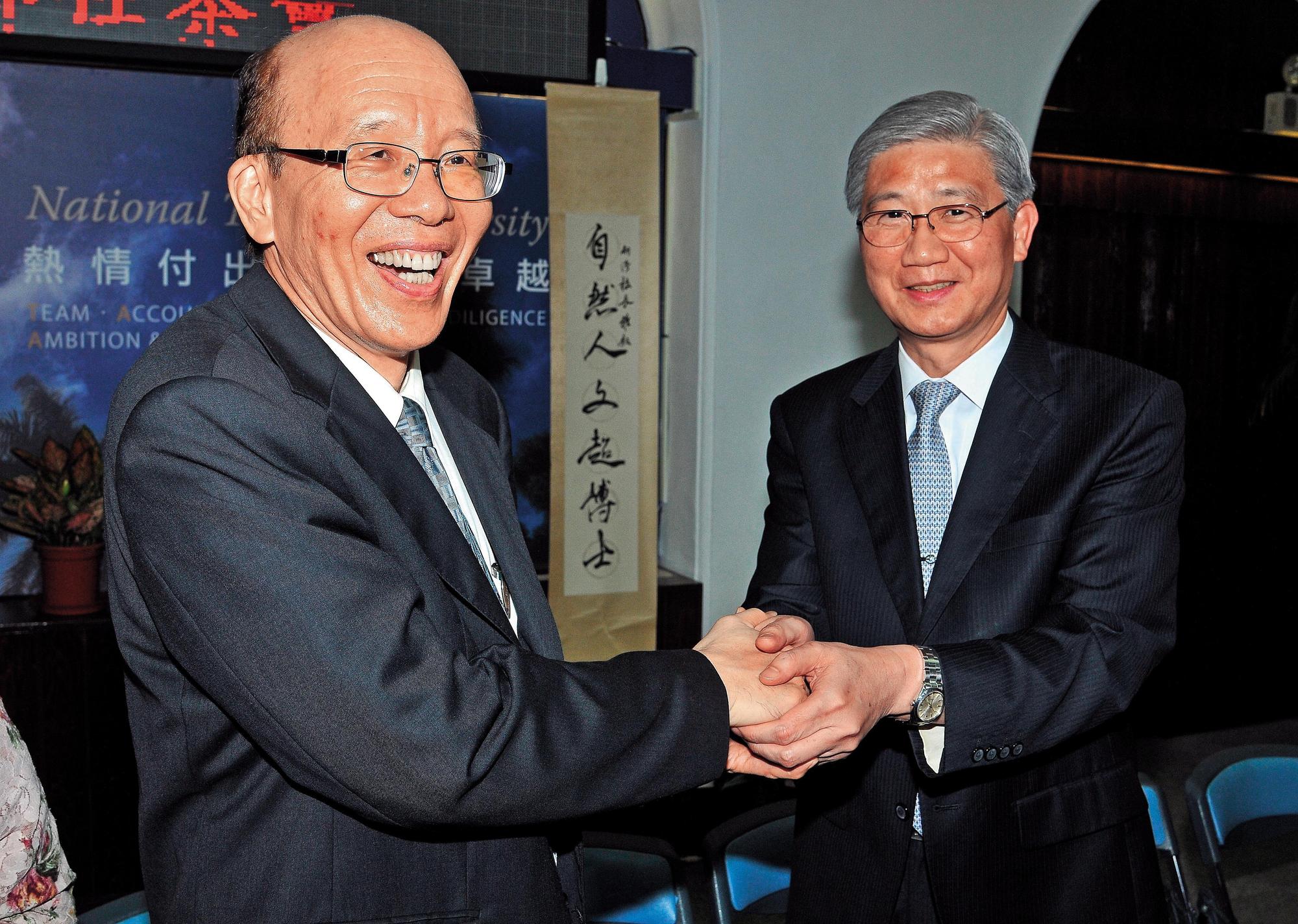 李嗣涔（左）卸任，交棒給下一任台大校長楊泮池（右）。（東方IC）