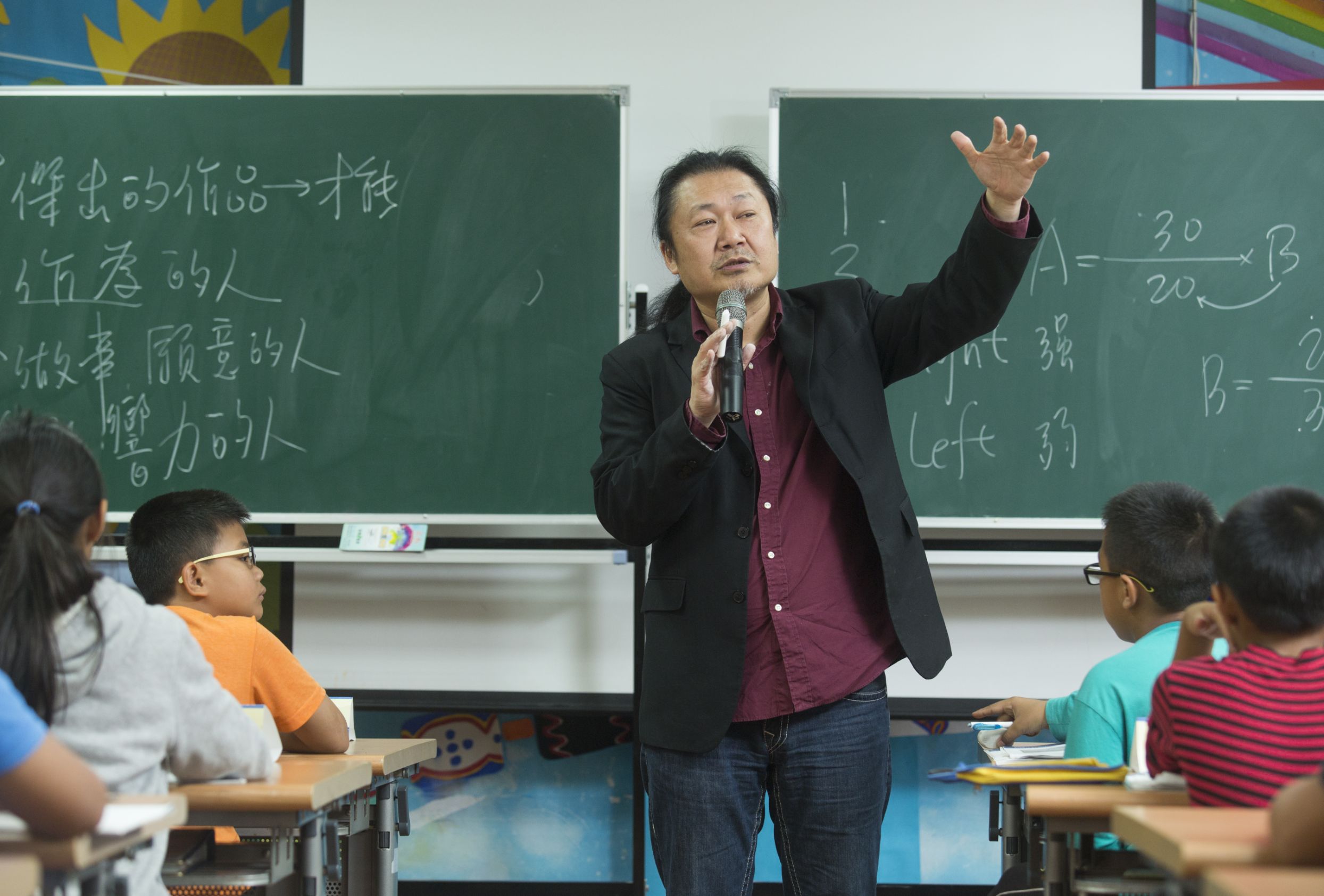 卓越成功董事長已經從原本的陳世峰，變成圖中的補教名師陳立（陳明俊）。（今周刊提供）