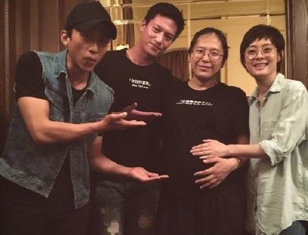 孫儷經紀人的老公（左2）外型被網友發現相當帥氣。（翻攝自孫儷微博）