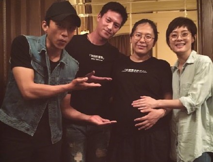 孫儷經紀人的老公（左2）外型被網友發現相當帥氣。（翻攝自孫儷微博）