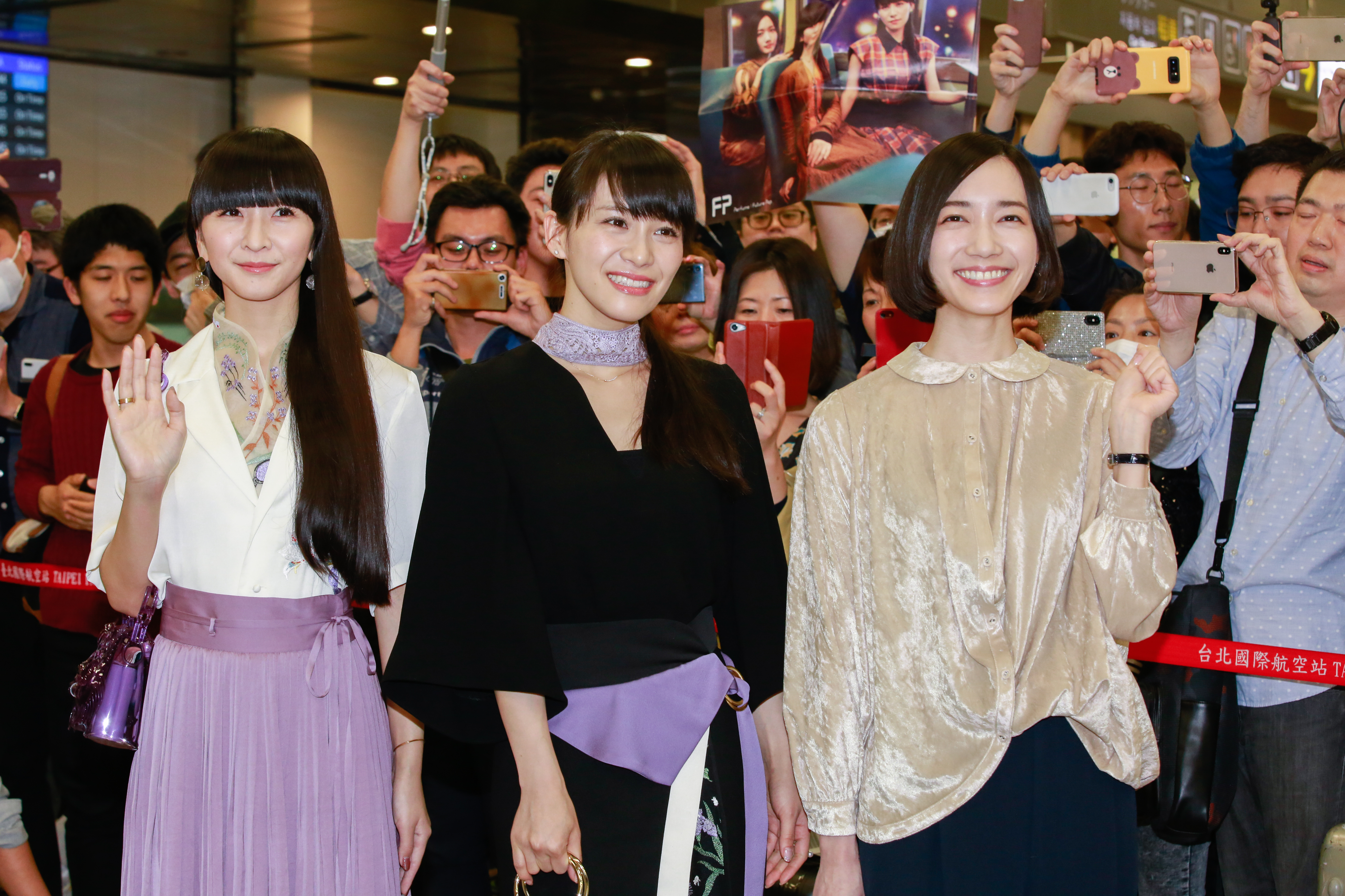 Perfume為演唱會提前抵台作準備，見到大批粉絲接機非常開心。