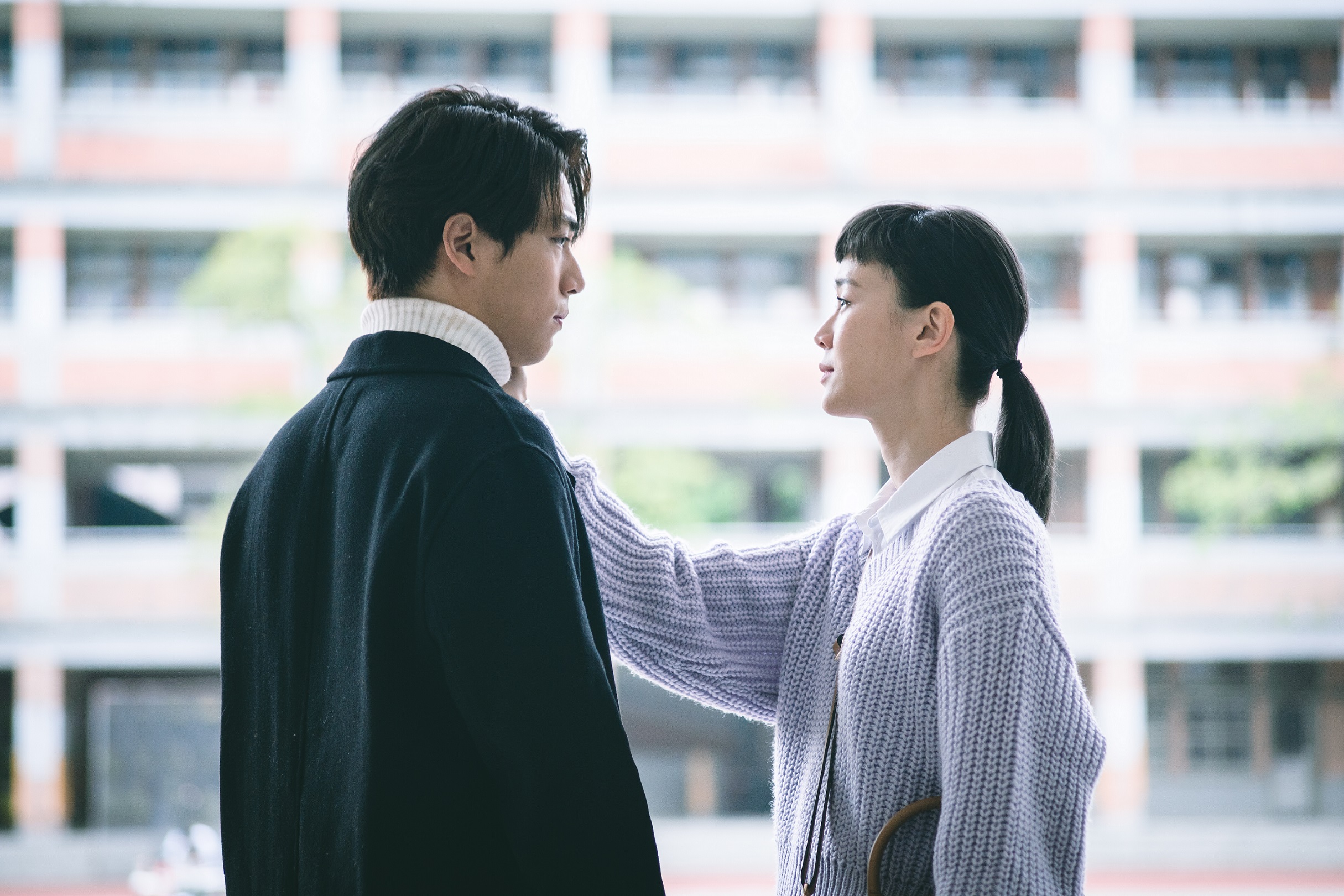 戲裡浪漫，戲外林子閎卻慘遭鍾瑶的鐵頭功襲擊。（東森創作提供）