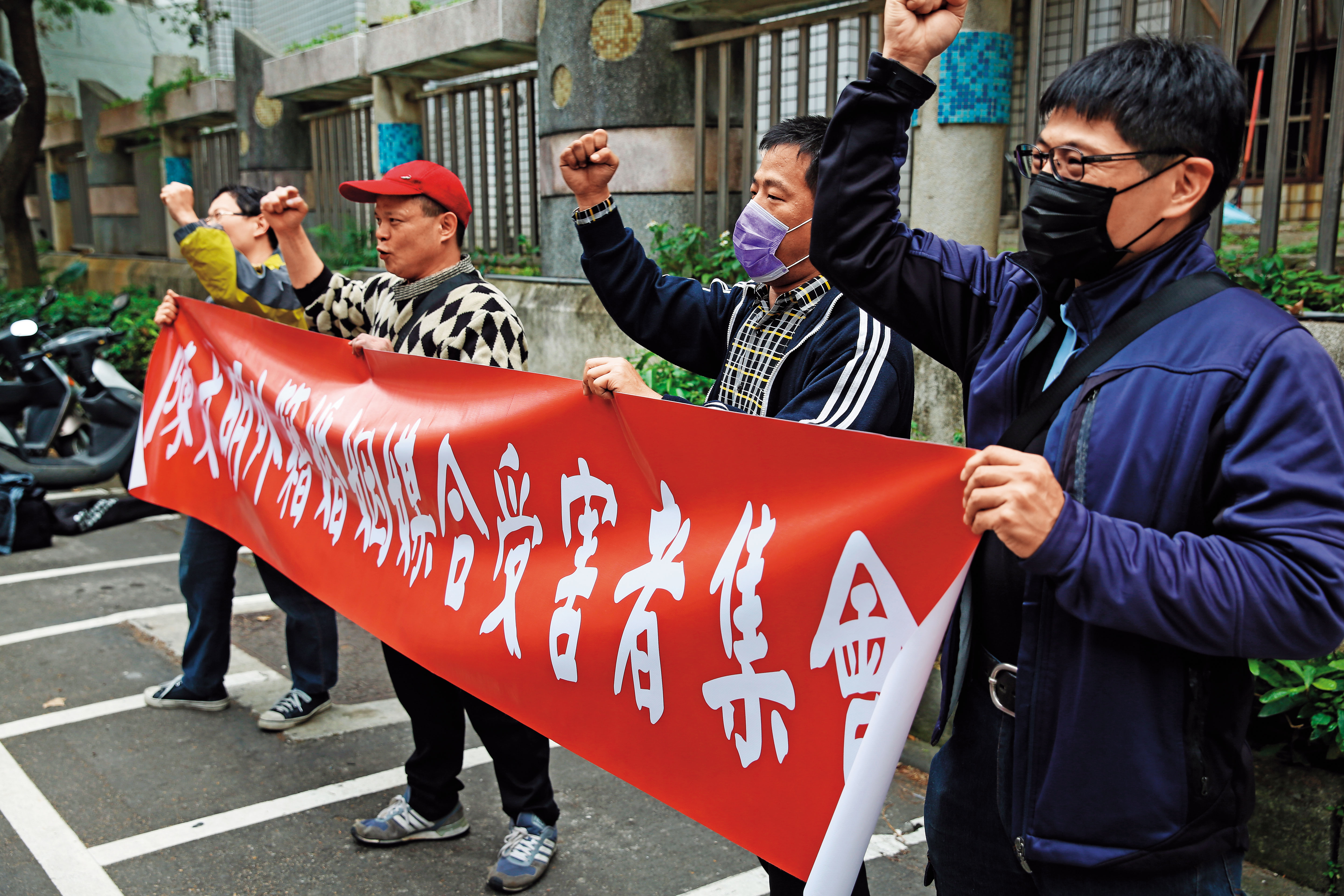 投訴人舉紅布條抗議婚仲業者收取高額費用，卻害他們婚姻破局。