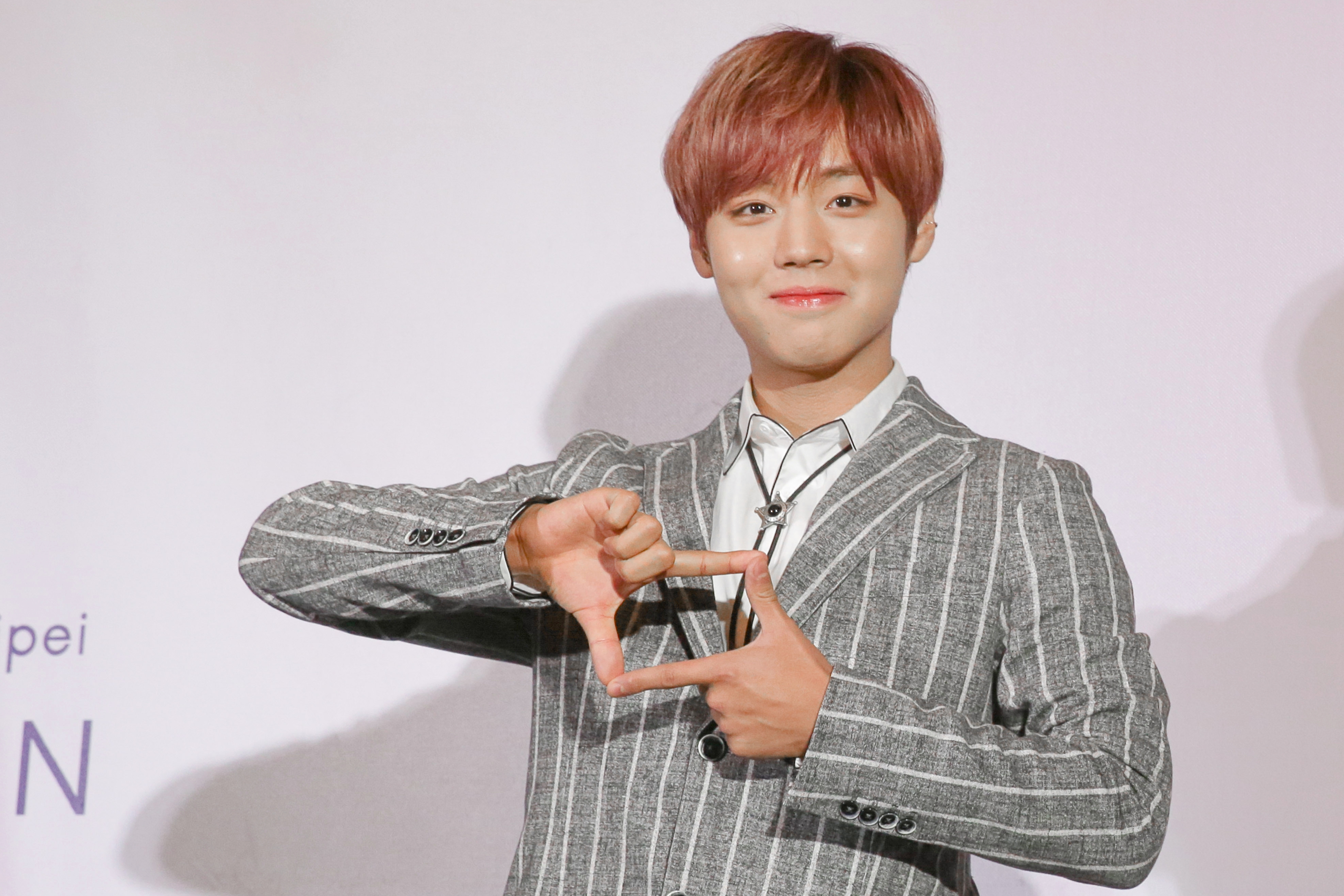 朴志訓比出招牌「收藏」手勢,像呼吸一樣自然。