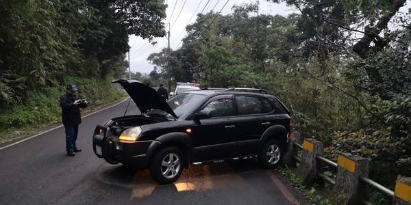 曾男帶一家老小上山，卻誤踩油門撞死妻子。（警方提供）