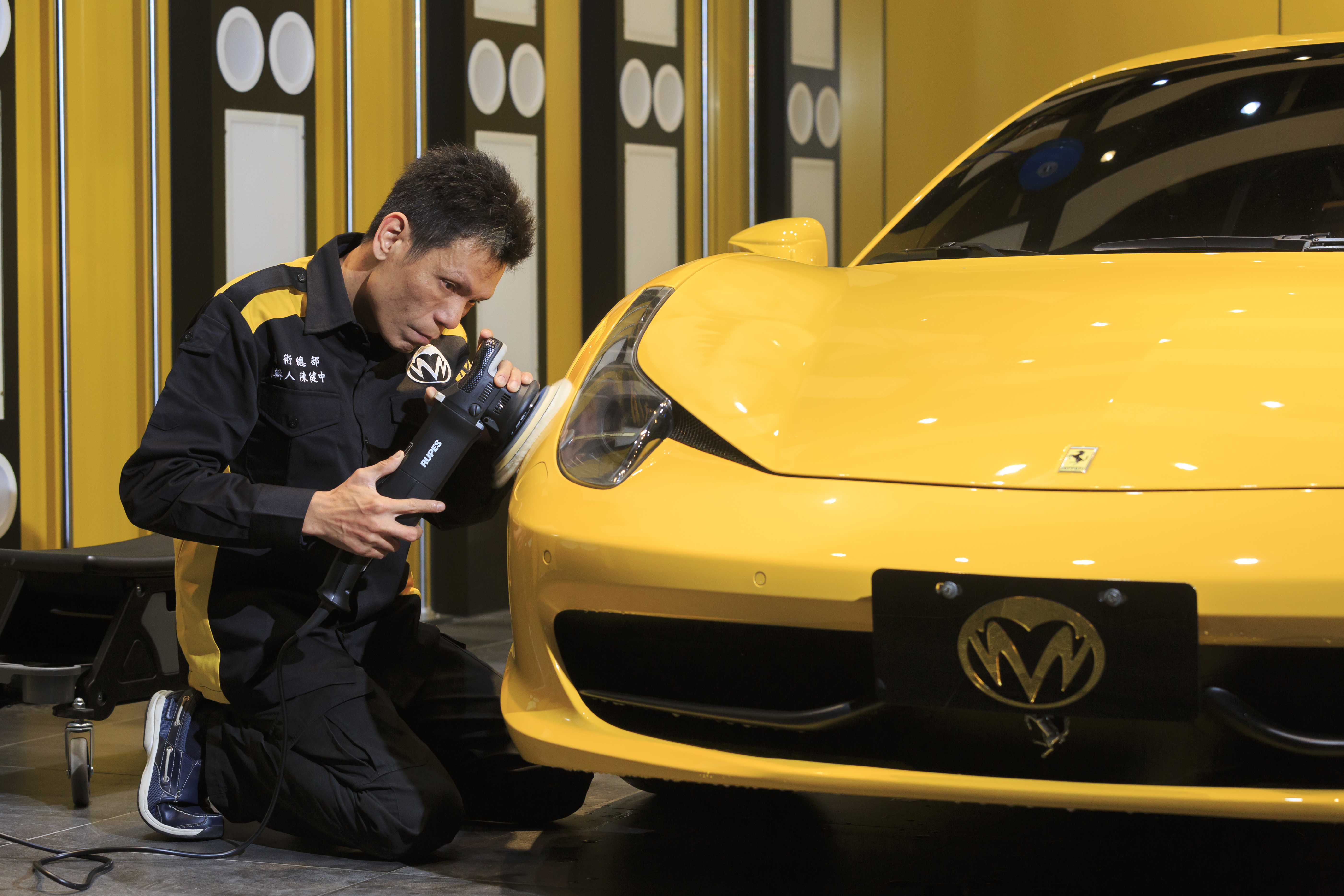 今年41歲的陳健中年輕時曾因事業失敗，落魄到成為街友，3年前他將經營10年的洗車坊轉型為鍍膜專門店，成功創造事業第二春。