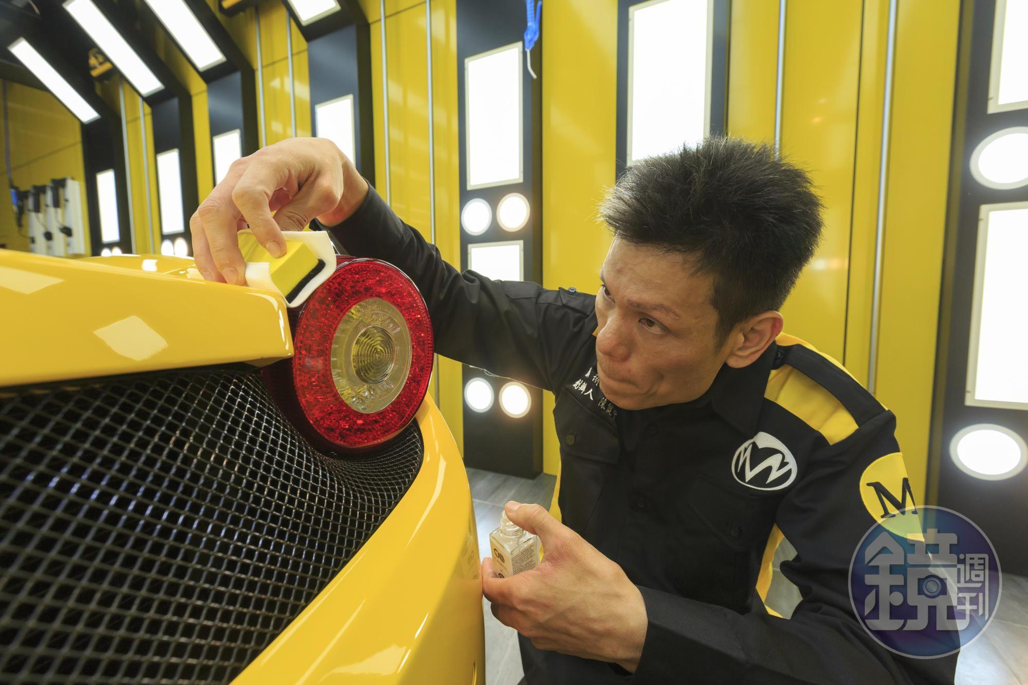陳健中使用的鍍膜藥劑是與日本神衣鍍膜合作推出的聯名產品,成分為特調版,外觀印有雙方logo。