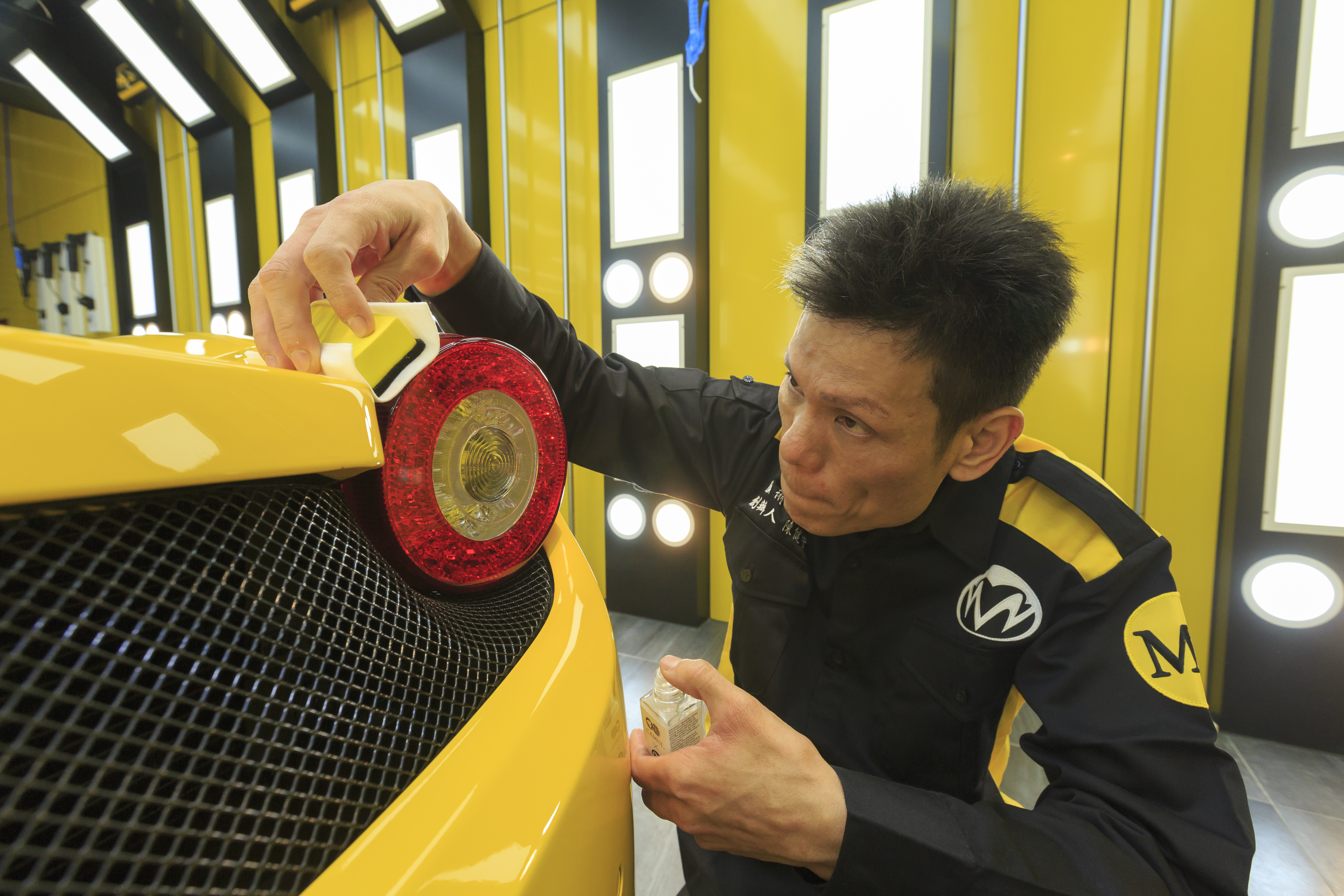 陳健中使用的鍍膜藥劑是與日本神衣鍍膜合作推出的聯名產品,成分為特調版,外觀印有雙方logo。