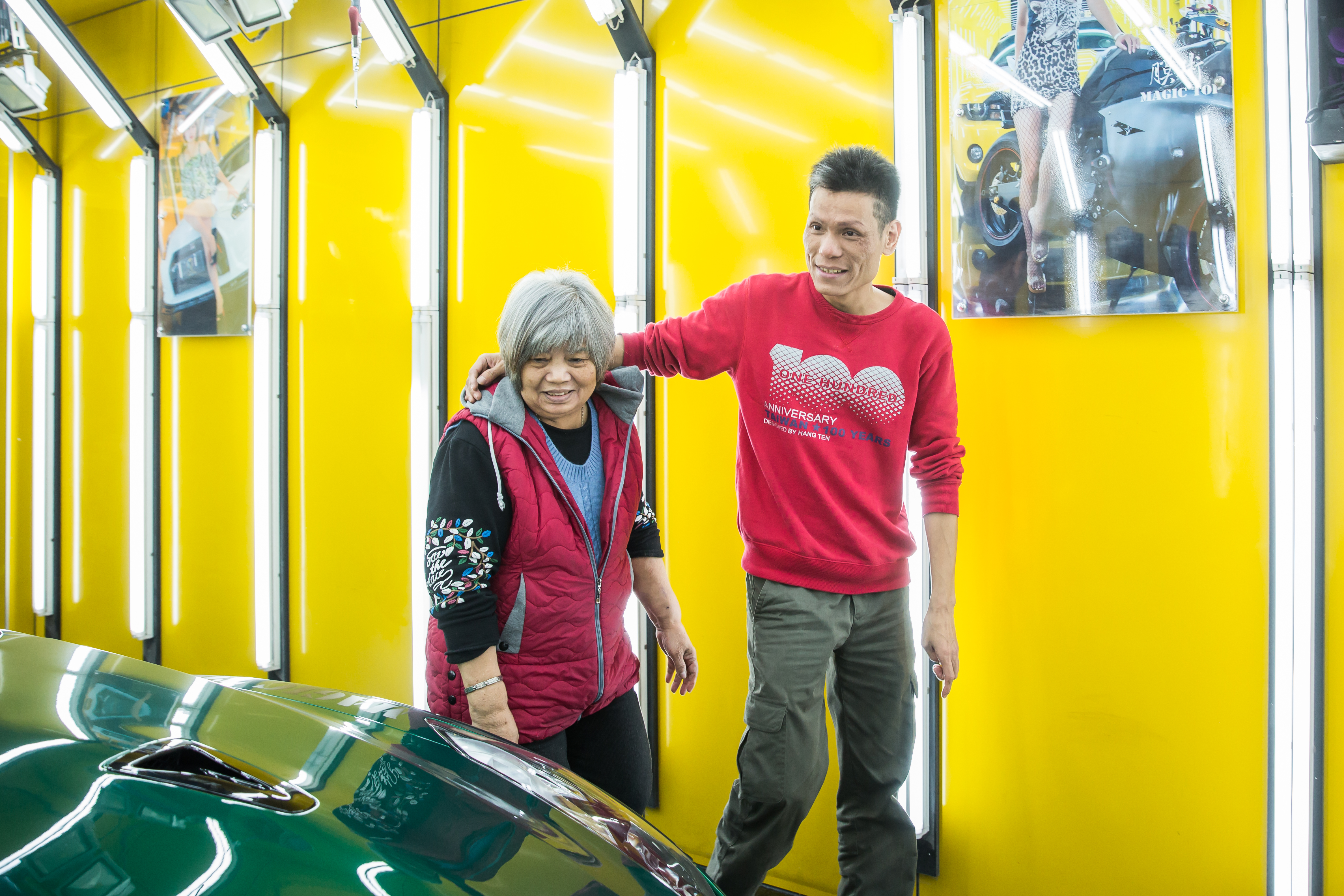 不管陳健中（右）做過多少荒唐事，母親陳謝阿品都不想放棄他，還瞞著丈夫拿地契貸款幫助兒子，相信他會做出好成績。