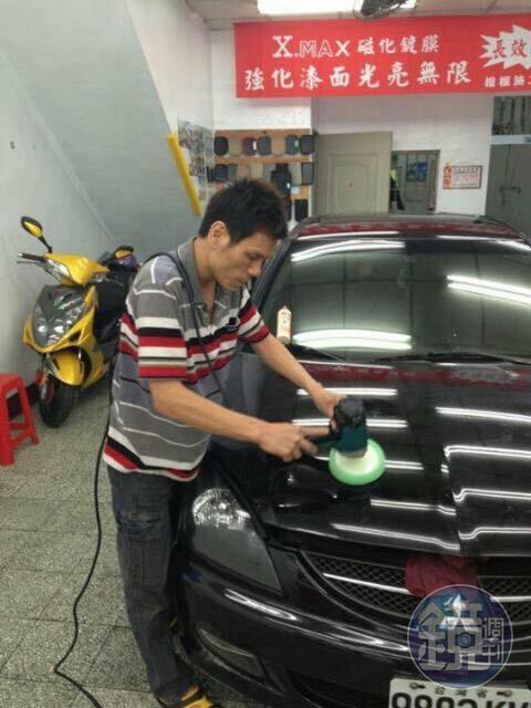 14年前走投無路的陳健中回到家裡開設洗車坊，洗一台車只收費80元，生意雖好，收入卻僅能糊口。（陳健中提供）