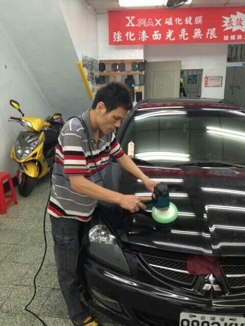 14年前走投無路的陳健中回到家裡開設洗車坊,洗一台車只收費80元,生意雖好,收入卻僅能糊口。(陳健中提供)