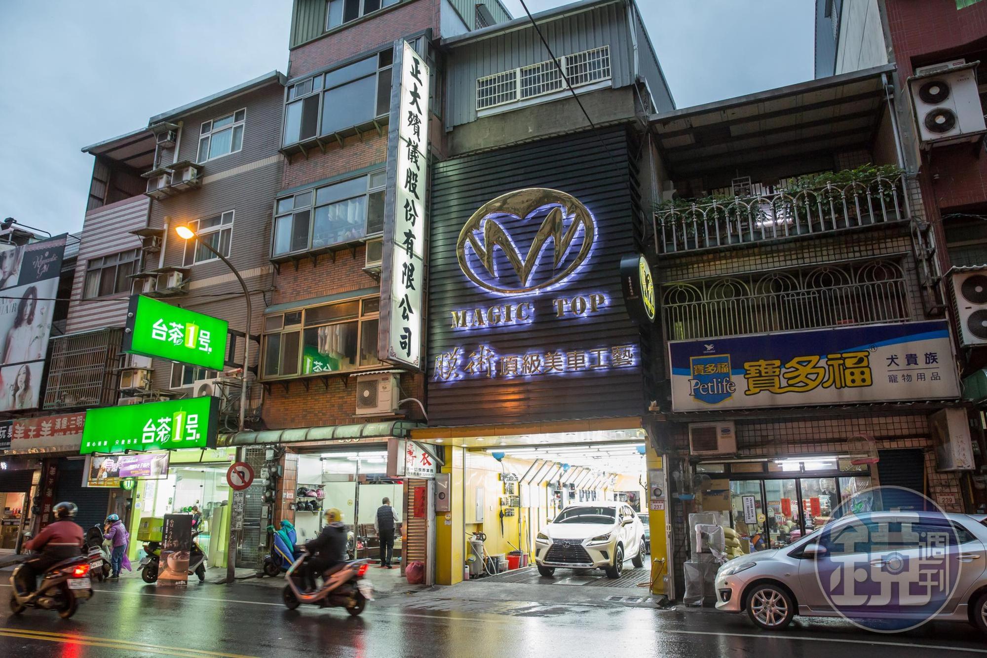 陳健中的店就在自家一樓,店面裝潢新穎明亮,但隔壁是專門處理喪事的禮儀公司。
