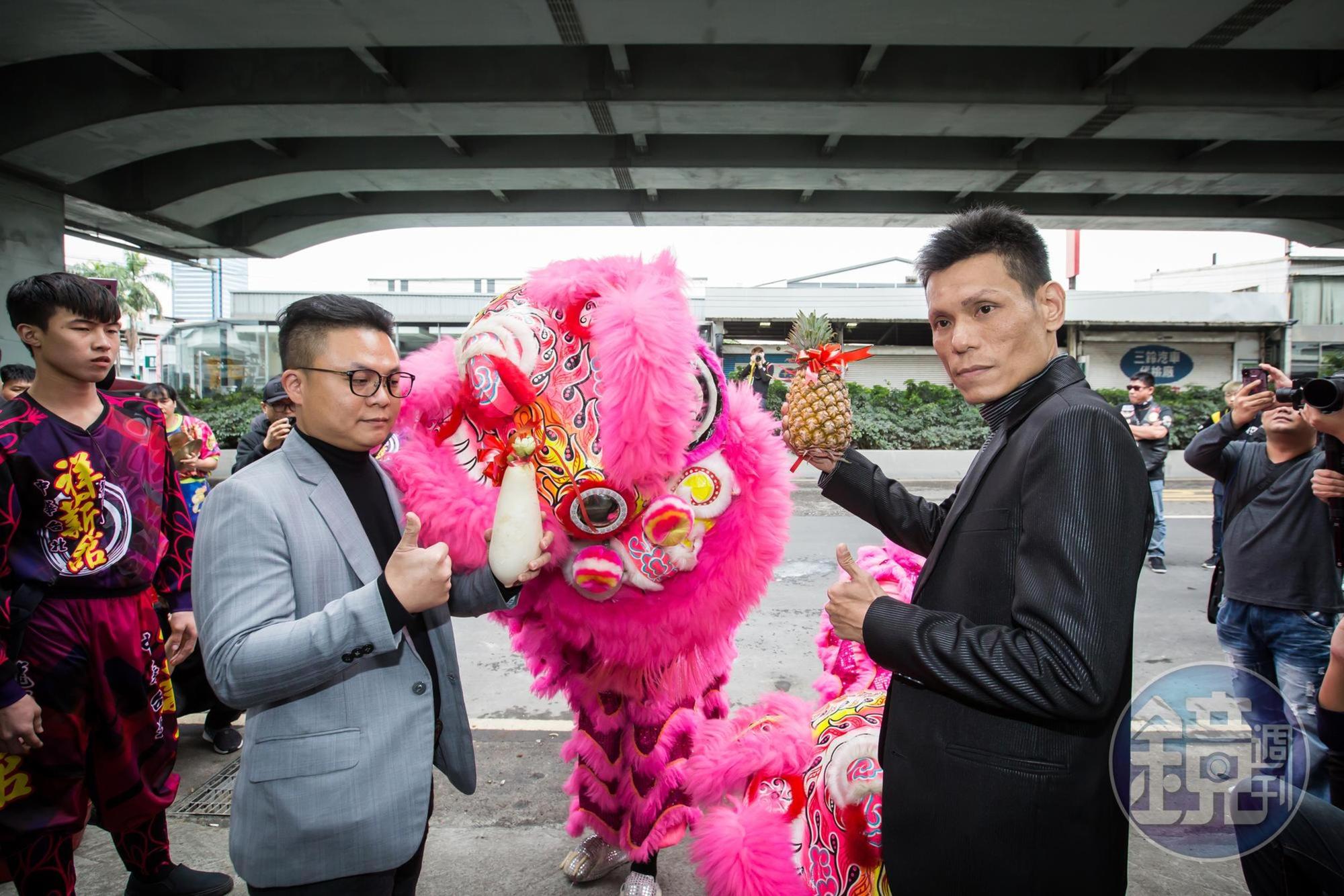 陳健中對工作的熱忱與堅持，吸引原本是他顧客的洪詩淵（左2）借貸數百萬加盟，在新北市三重開店。