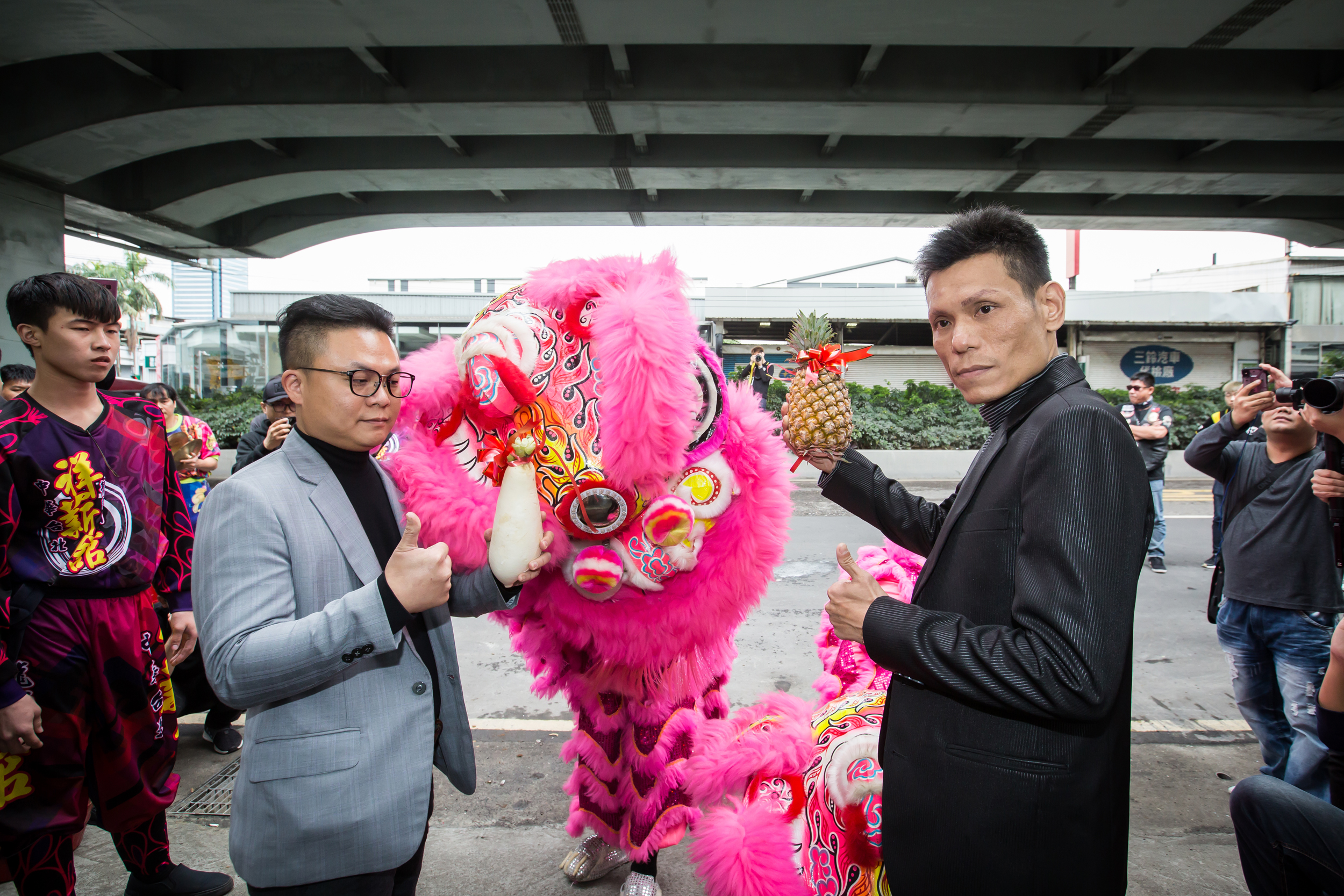 陳健中對工作的熱忱與堅持，吸引原本是他顧客的洪詩淵（左2）借貸數百萬加盟，在新北市三重開店。