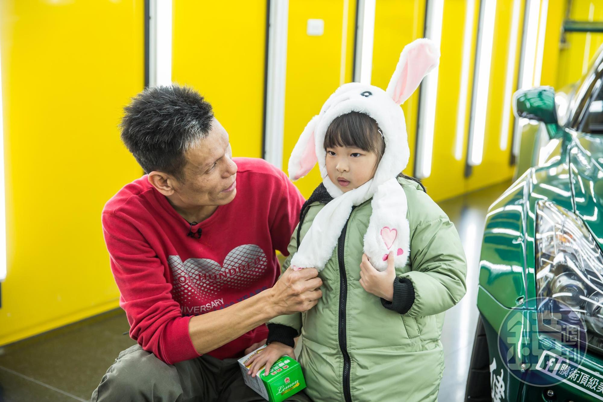 陳健中相當疼愛女兒,6歲的小女兒放學回家立刻就衝向他討抱、撒嬌。