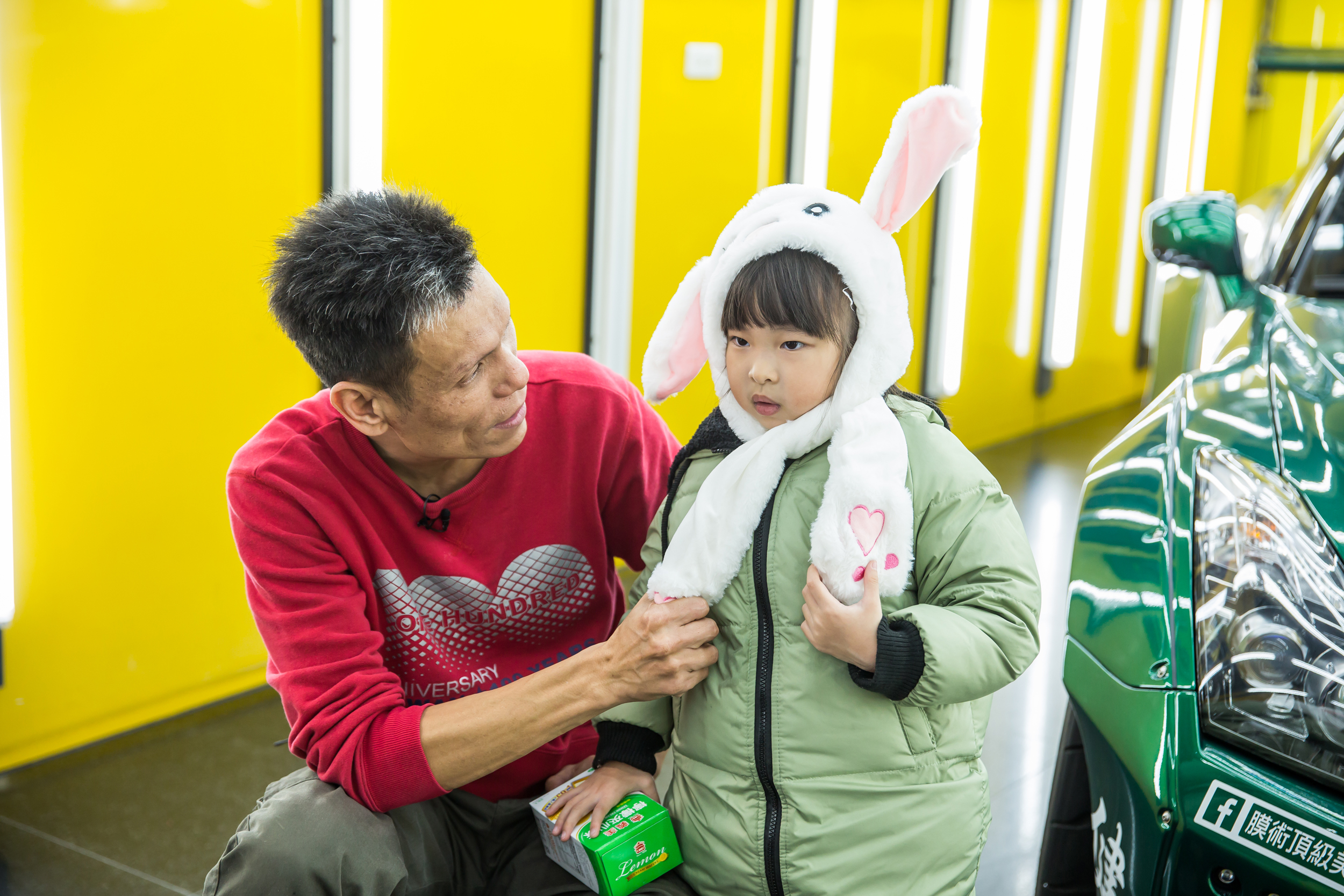 陳健中相當疼愛女兒，6歲的小女兒放學回家立刻就衝向他討抱、撒嬌。