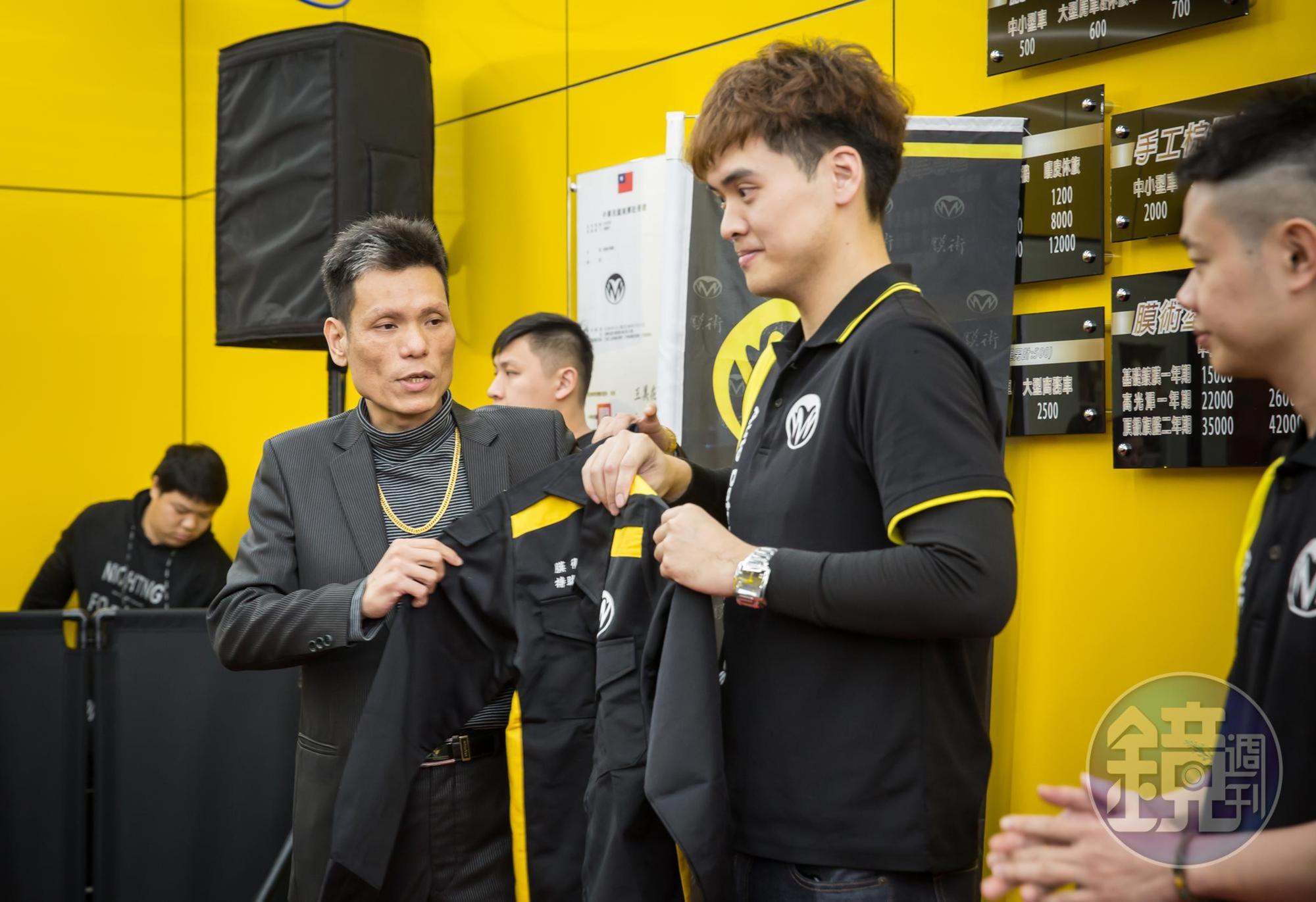 長相斯文的吳昆逸(右)與陳健中認識多年,他原本是電腦工程師,因為太愛車決定轉行。