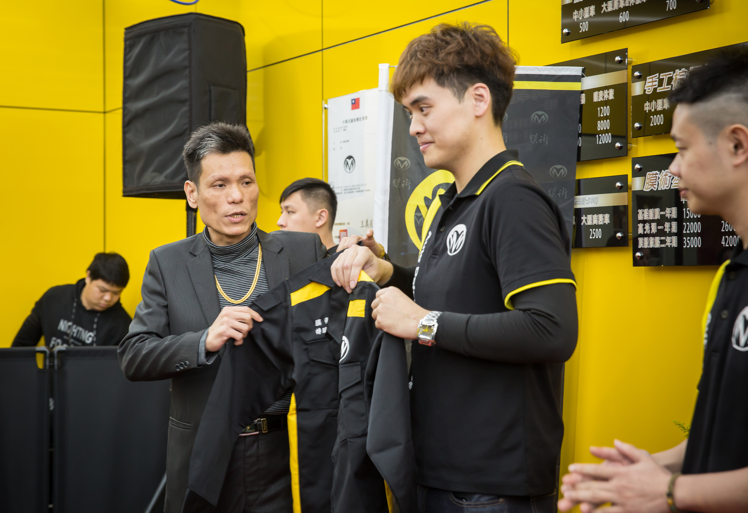 長相斯文的吳昆逸（右）與陳健中認識多年，他原本是電腦工程師，因為太愛車決定轉行。