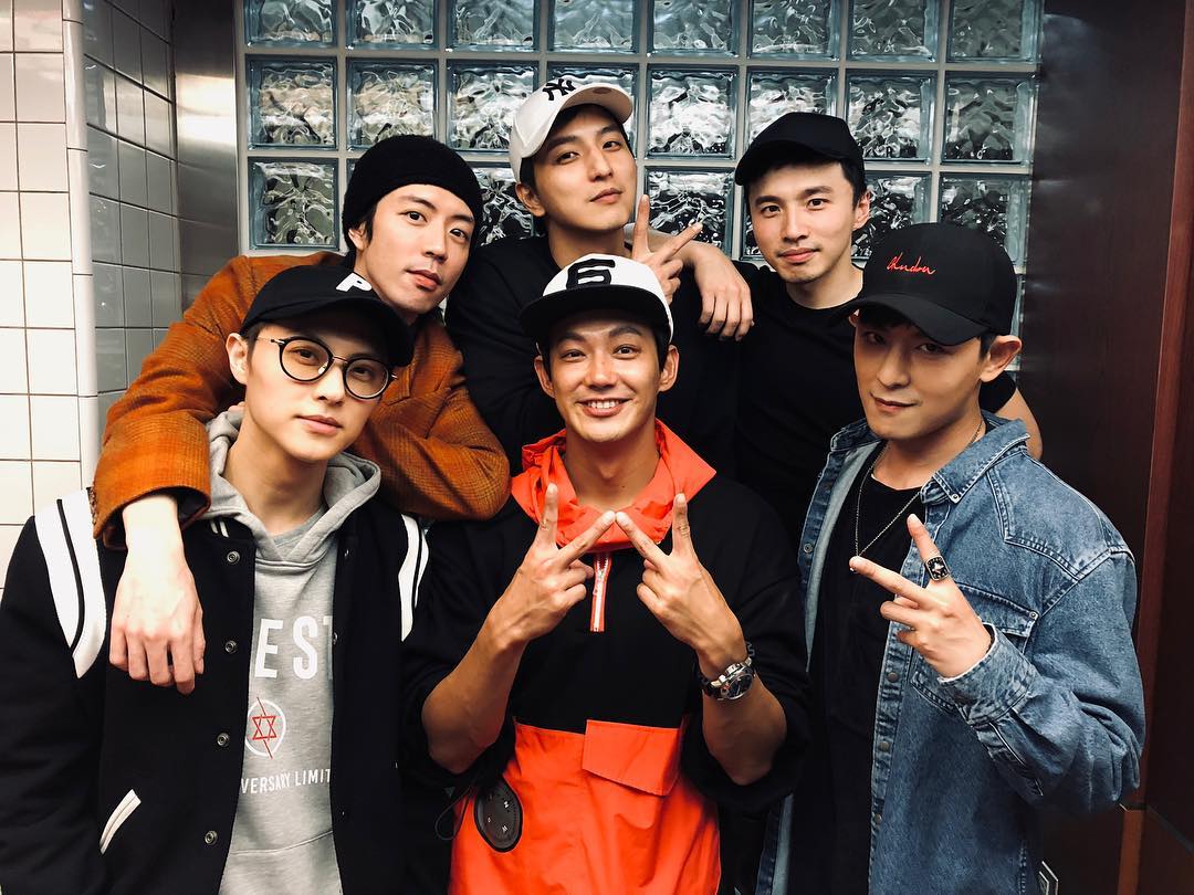 Lollipop暌違10年首度大合體，邱勝翊（王子）在臉書po出眾人聚餐大合照。（翻攝自王子臉書）