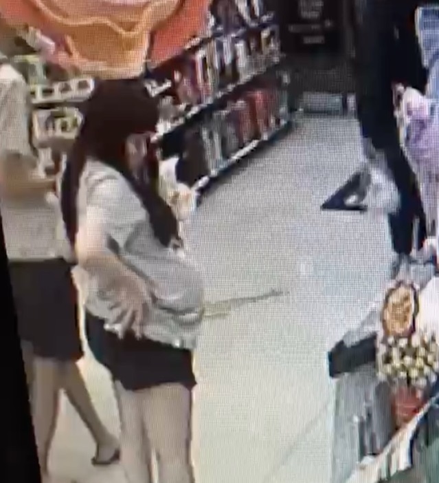 監視器畫面清楚拍下郭女挺著孕肚逛街的畫面。(翻攝畫面)