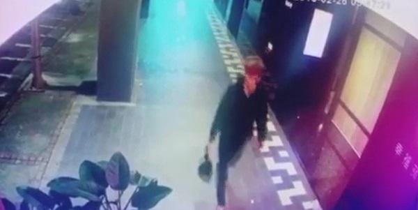 來自新加坡的王男則涉嫌將嬰師打包，棄置到附近店家的廚餘桶。（翻攝畫面）