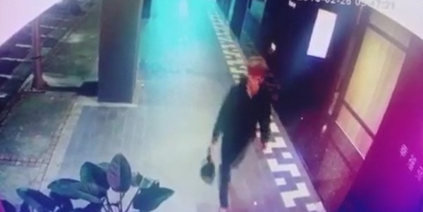 來自新加坡的王男則涉嫌將嬰師打包，棄置到附近店家的廚餘桶。（翻攝畫面）