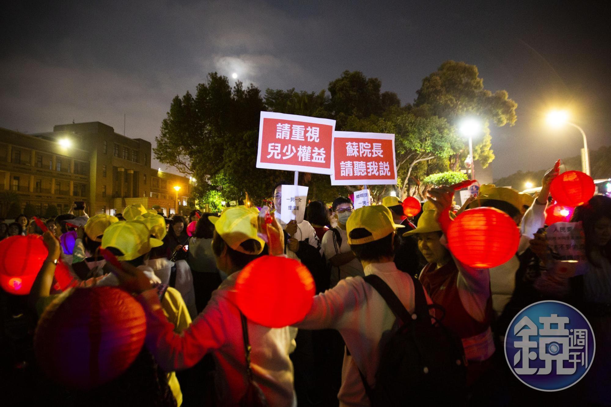 反同婚集結遊說藍綠立委，想改推《公投第12案施行法》，另限定民法只能一夫一妻。圖為反同婚團體在元宵節提燈繞行政院，訴求反對婚姻平權。