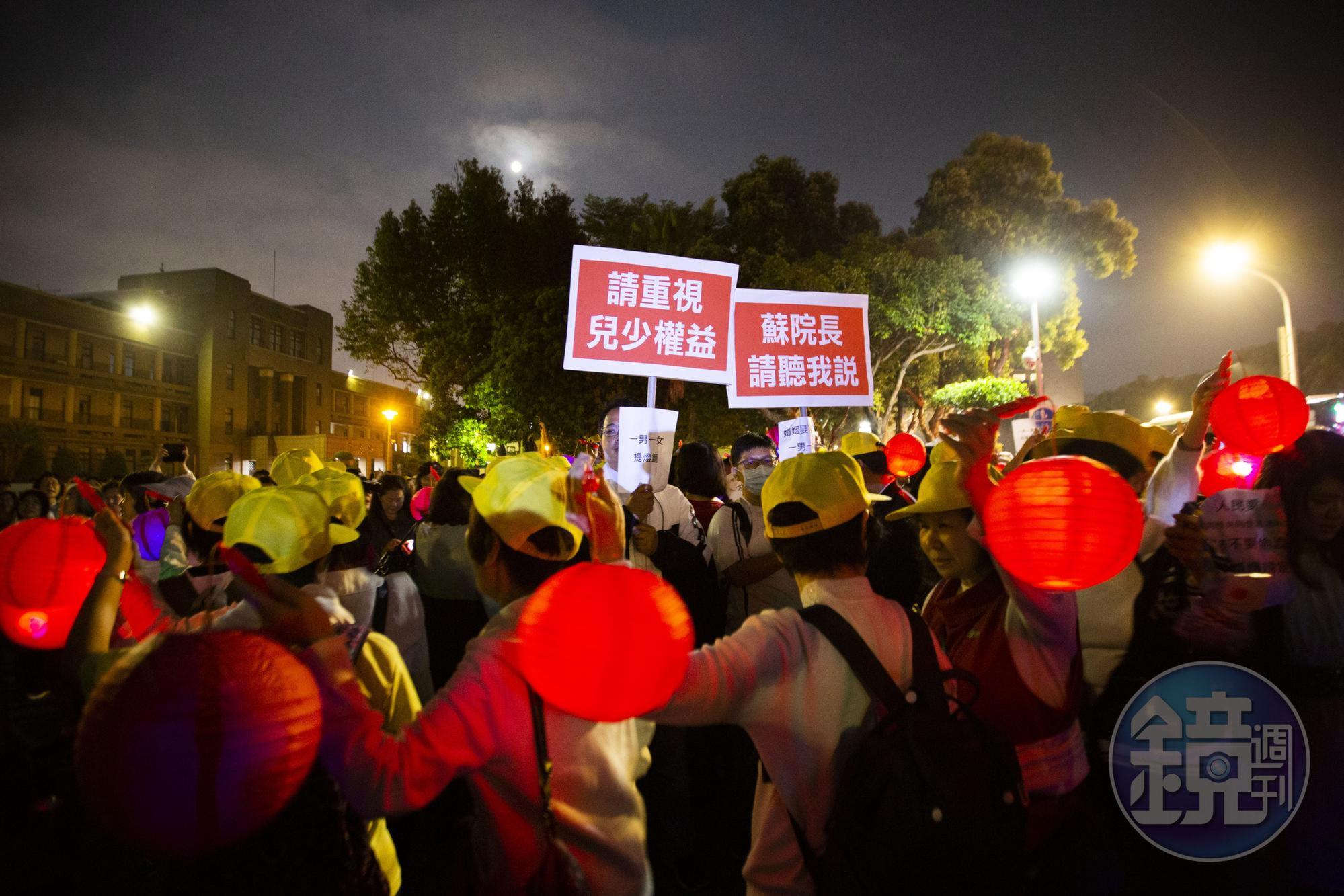 反同婚集結遊說藍綠立委，想改推《公投第12案施行法》，另限定民法只能一夫一妻。圖為反同婚團體在元宵節提燈繞行政院，訴求反對婚姻平權。