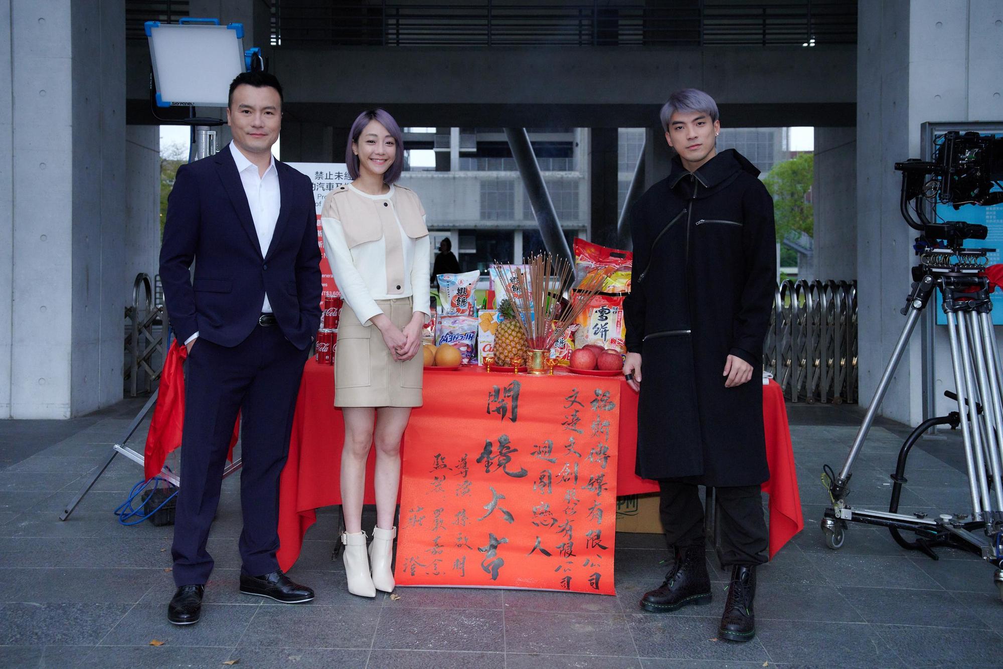《迴圈戀人》1日於實踐大學舉辦開鏡儀式,謝欣穎、林哲熹、李銘忠祈求拍攝順利。(福斯提供)