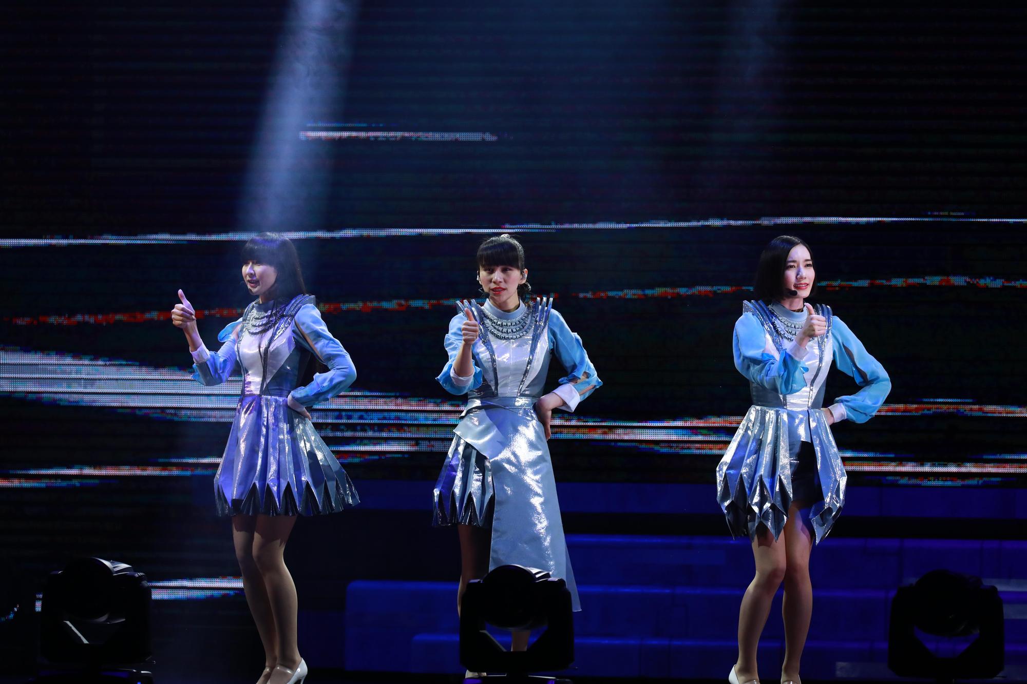 日本電音女團Perfume體驗台式釣蝦超開心。(雅慕斯娛樂提供)