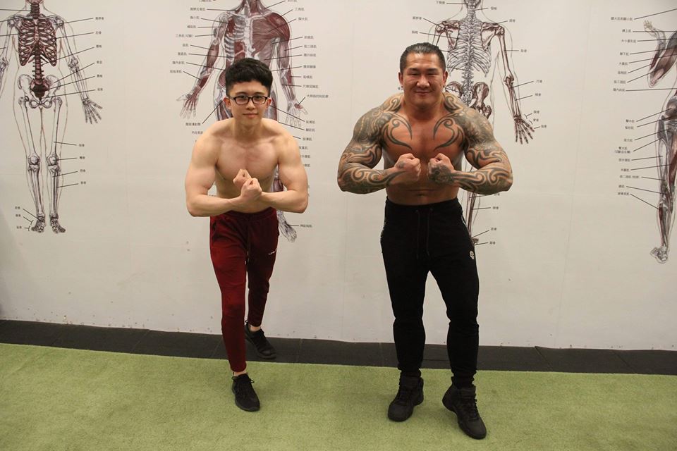 館長跟孫安佐兩個話題人物昨晚首次合體直播，兩人開播前比肌肉，大秀身材。（翻攝自飆捍臉書）