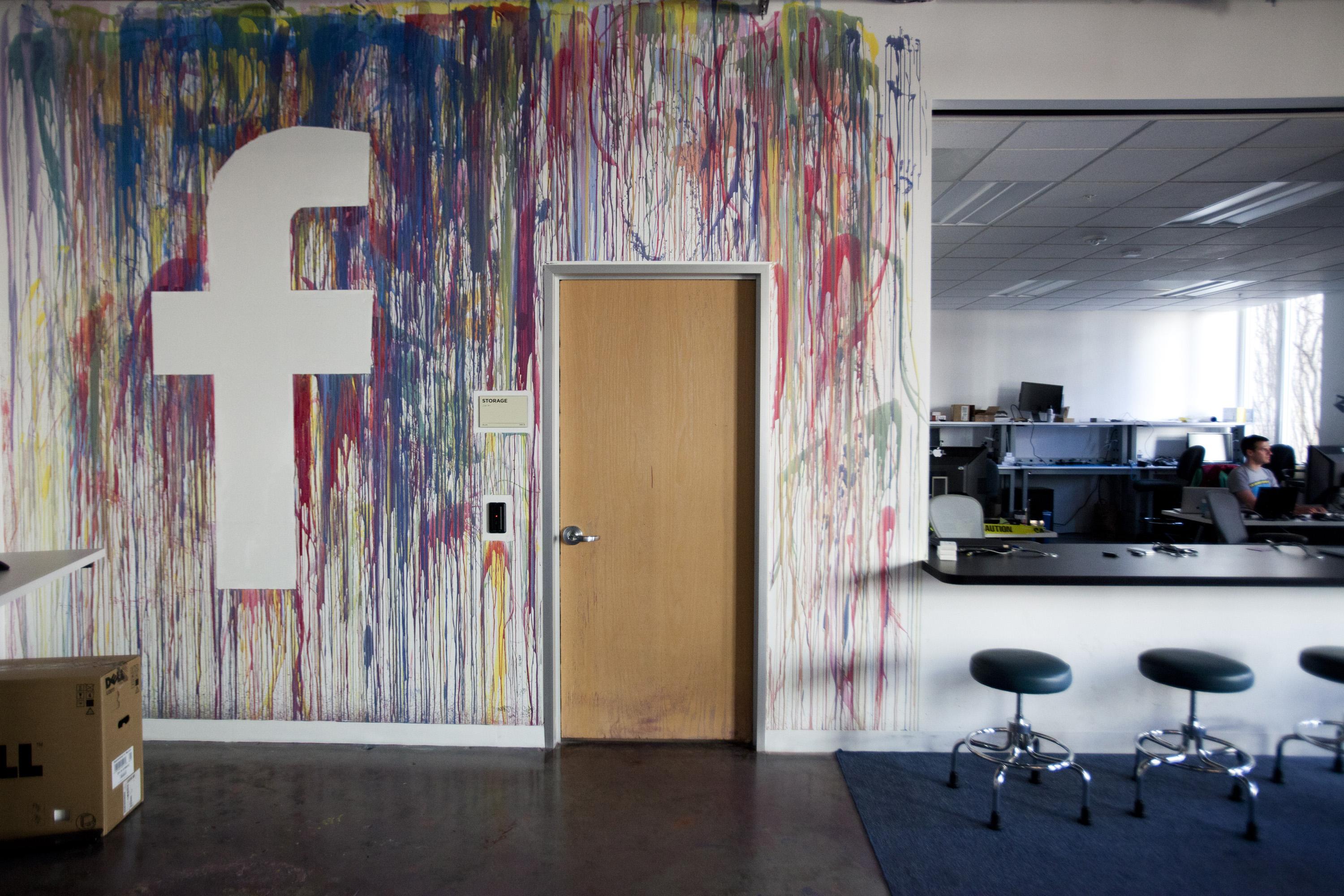 位於美國加州門洛公園，臉書總部IT中心的辦公室內部。（東方IC）