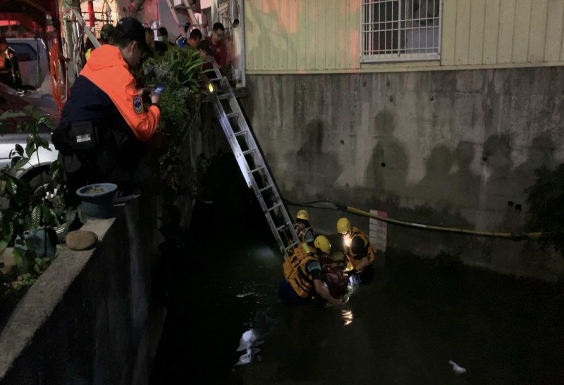 消防員搜救二十多分鐘後找到墜河的老婦，火速將她送醫急救。（消防局提供）