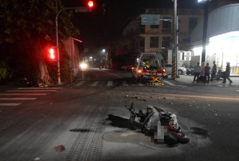 柯男機車撞車後起火,所幸迅速撲滅。(警方提供)