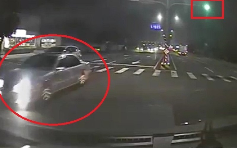 救護車到路口遇綠燈〈右上紅方框〉,對向車道汽機車未禮讓仍一路衝。(警方提供)