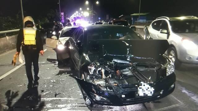 遭林男追撞的車輛損害嚴重。（警方提供）