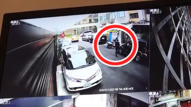 林女案發前後都穿著黑衣黑褲及黑帽出門。（翻攝畫面）