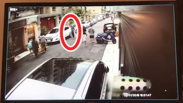 士林留美女碩士弒母案件陷入膠著，檢方祭出封口令。圖為案發前死者（紅圈處）單獨返家身影。（翻攝畫面）