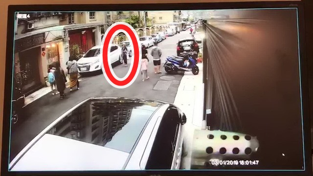 士林留美女碩士弒母案件陷入膠著,檢方祭出封口令。圖為案發前死者(紅圈處)單獨返家身影。(翻攝畫面)